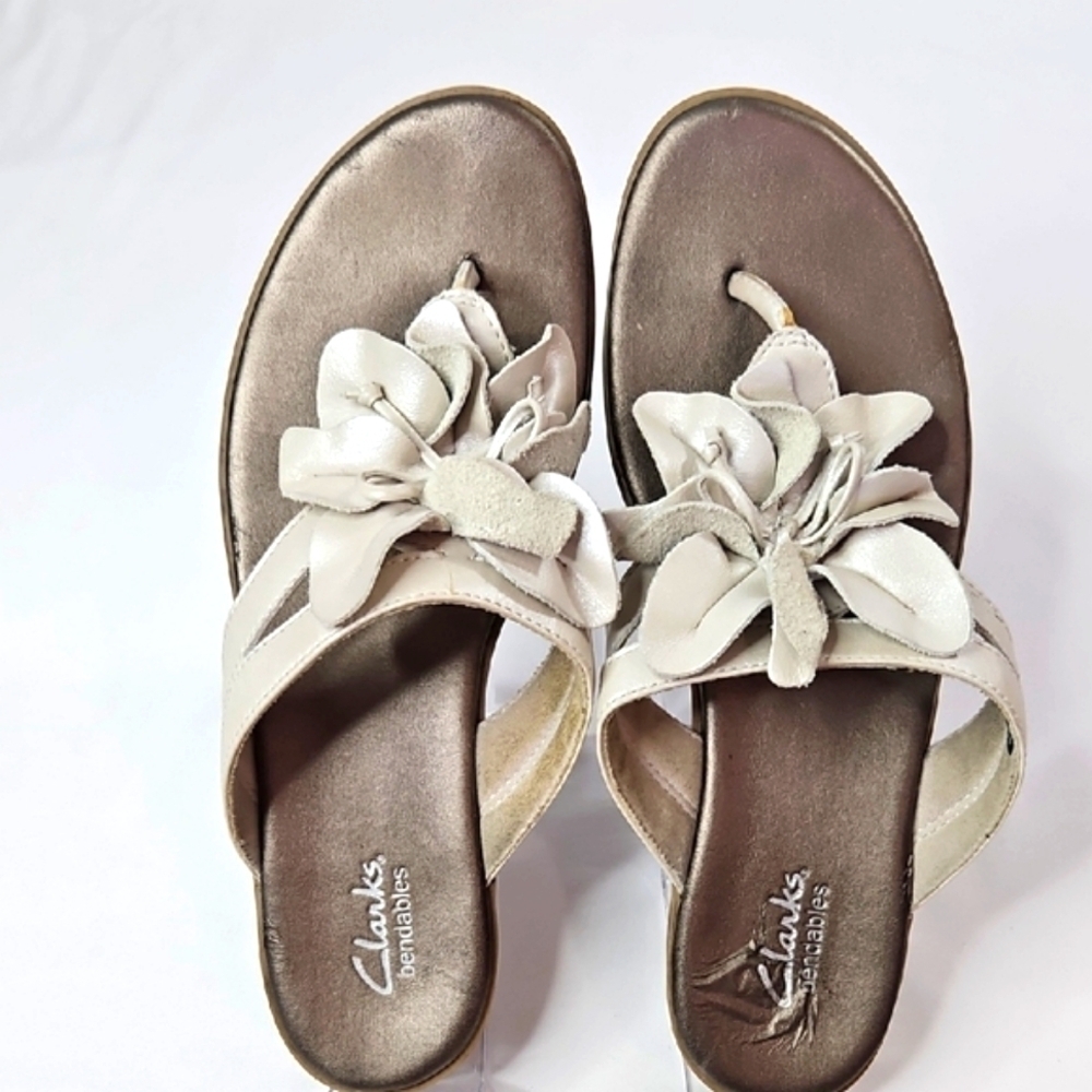Clarks Cream Womens Floral Embellished Sandals Sz 9